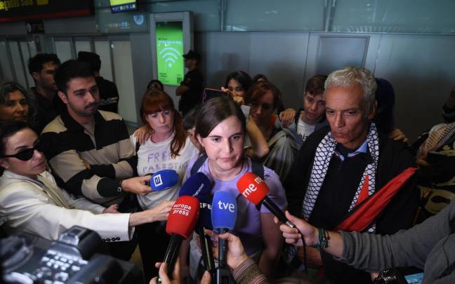 La diputada de Más Madrid Jimena González en declaraciones a los medios a su llegada a la Terminal 1 del Aeropuerto Adolfo Suárez Madrid-Barajas