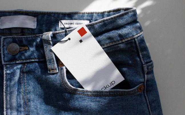 Un pantalón vaquero nuevo con la etiqueta puesta. Un pantalón vaquero nuevo con la etiqueta puesta.