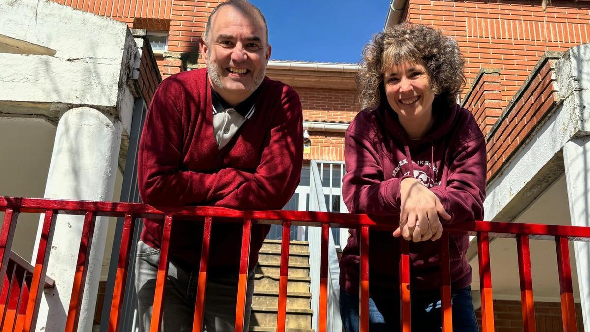 Eneko Alkorta y Nagore Oria, contentos de trabajar en Zangozako Ikastola.