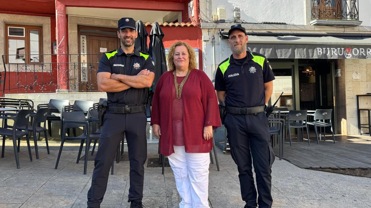 La alcaldesa de Deba, Alazne Txurruka, durante la presentación del periodo de prueba de la Policía Municipal en Itziar.