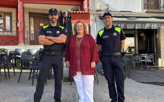 La alcaldesa de Deba, Alazne Txurruka, durante la presentación del periodo de prueba de la Policía Municipal en Itziar.