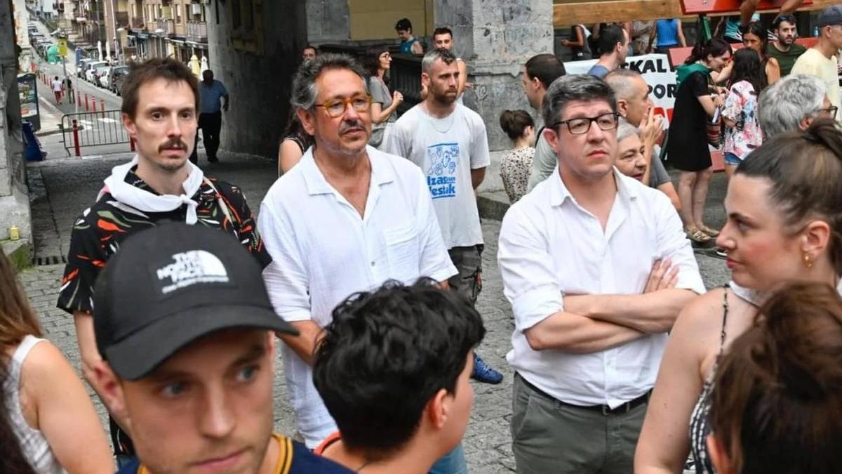El alcalde, junto a los portavoces del PNV y PSE
