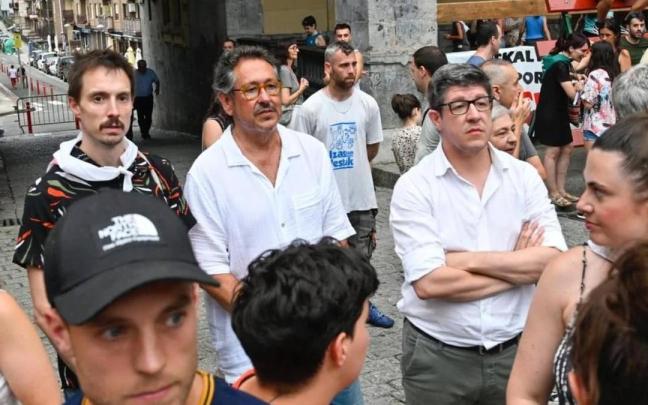 El alcalde, junto a los portavoces del PNV y PSE / N.G. El alcalde, junto a los portavoces del PNV y PSE