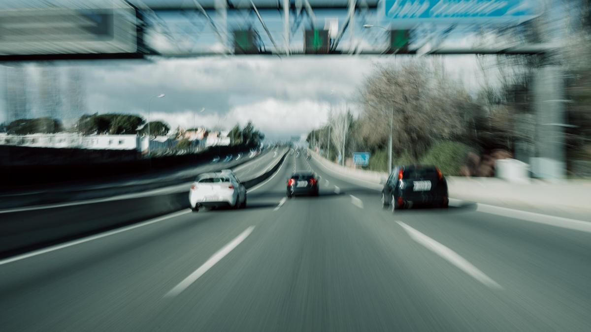 Unos coches circulan por los tres carriles de una autopista.