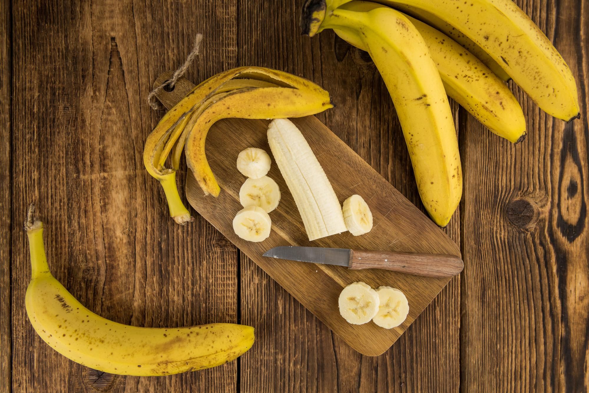 Plátanos maduros, enteros y en rodajas.