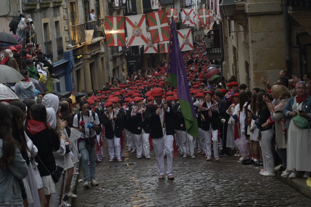 La compañía mixta Jaizkibel ha partido esta mañana, puntual, desde Gernikako Arbola / ARNAITZ RUBIO