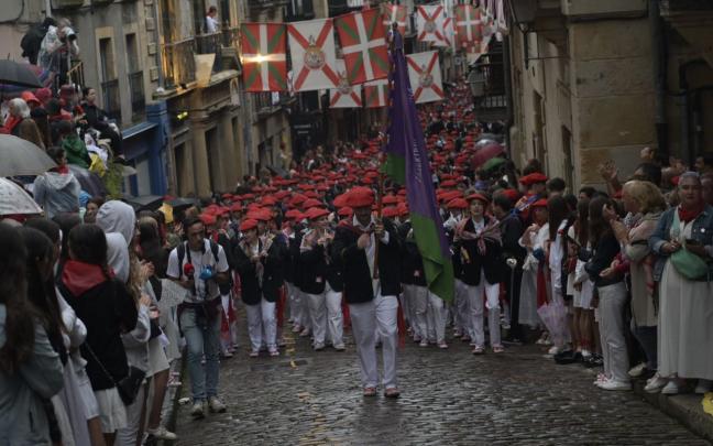 La compañía mixta Jaizkibel ha partido esta mañana, puntual, desde Gernikako Arbola / ARNAITZ RUBIO