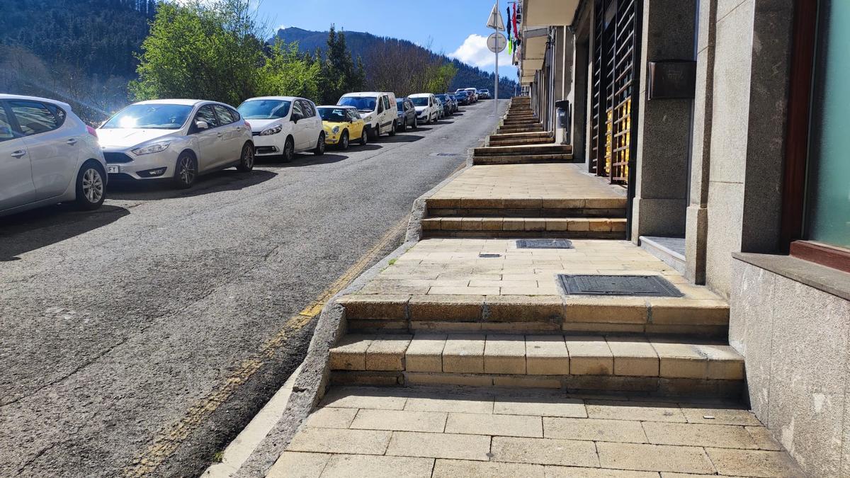 Vista de la pronunciada pendiente y las escaleras que tanto perjudican a la accesibilidad en Bustinduitarren, en especial a las personas con problemas de movilidad.