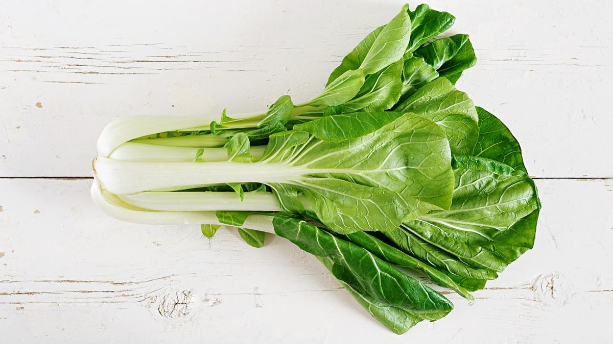 Un manojo de acelgas de penca ancha, ideal para rellenar.