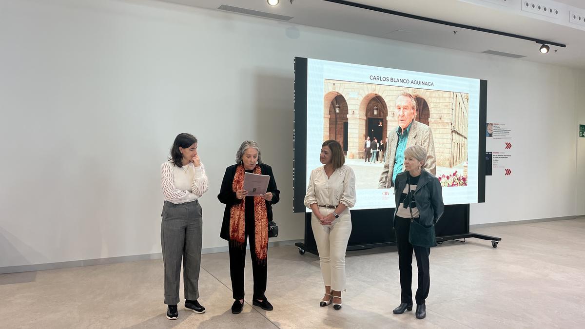 Las hijas de Carlos Blanco Aguinaga, Alda y María Juncal, junto a Nuria Alzaga y Cristina Laborda.