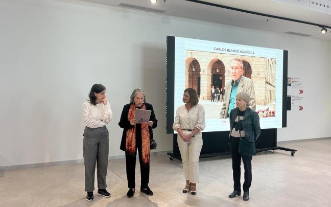 Las hijas de Carlos Blanco Aguinaga, Alda y María Juncal, junto a Nuria Alzaga y Cristina Laborda.