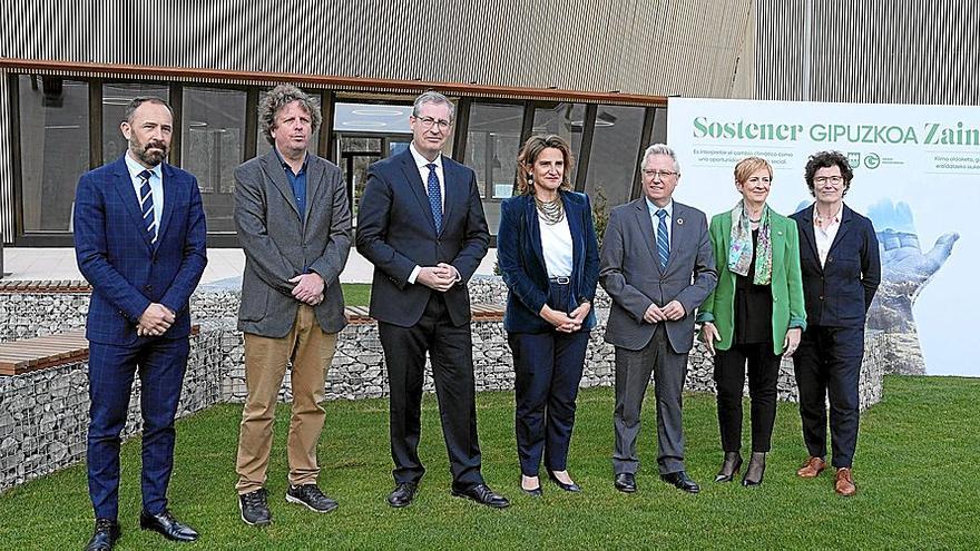 Itxaso, Ezeizabarrena, Olano, Ribera, Asensio, Tapia y Arzallus, ayer en la inauguración del edificio de Naturklima. | FOTO: EFE