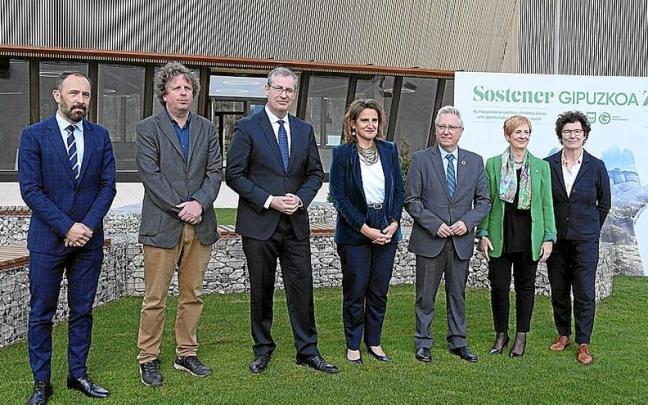 Itxaso, Ezeizabarrena, Olano, Ribera, Asensio, Tapia y Arzallus, ayer en la inauguración del edificio de Naturklima. | FOTO: EFE