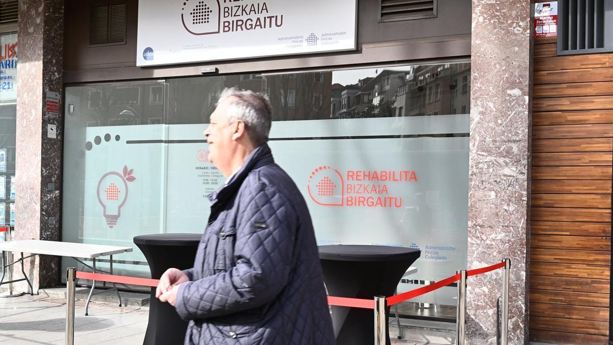 La Oficina Rehabilita Bizkaia está, a pie de calle, en la Avenida del Ferrocarril, en Bilbao.