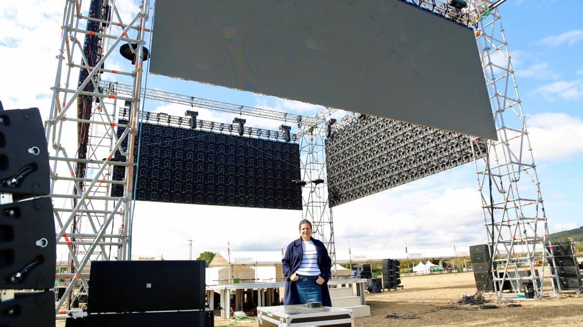 La secretaria del EBB del PNV Maitane Ipiñazar, ante la nueva plataforma redonda del Alderdi Eguna