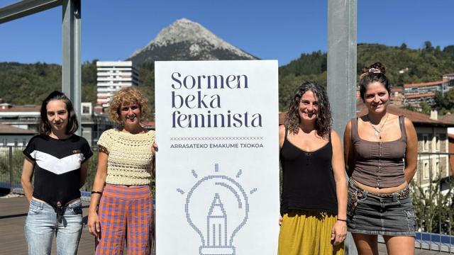 Eva Abuin, Amets Beltrán de Guevara, y las ganadoras Itziar Nanclares de Gamboa y Amaiur Macias Aranbarri en la presentación de la resolución de la I Beca de Creación Feminista.