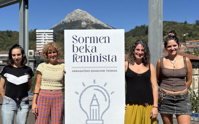 Eva Abuin, Amets Beltrán de Guevara, y las ganadoras Itziar Nanclares de Gamboa y Amaiur Macias Aranbarri en la presentación de la resolución de la I Beca de Creación Feminista.
