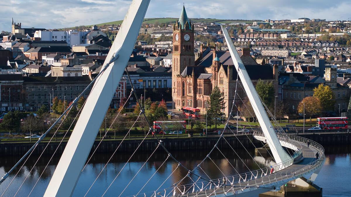 El río Foyle y el Puente de la Paz, en Londonderry.