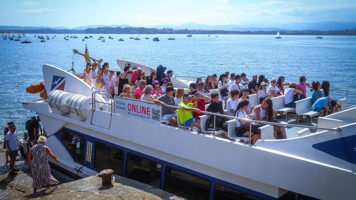 Barco de turistas de camino a la playa del Puntal