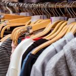 Perchero lleno de ropa.