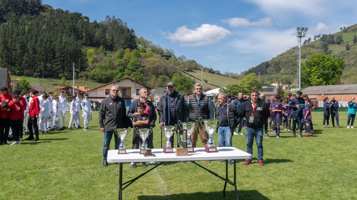 Entrega de Trofeos de una edición del Dani Güeñes Trophy con ilustres presentes como ;amolo Delgado, José Ángel Iribar, Javier Clemente y el propio Dani