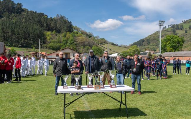 Entrega de Trofeos de una edición del Dani Güeñes Trophy con ilustres presentes como ;amolo Delgado, José Ángel Iribar, Javier Clemente y el propio Dani