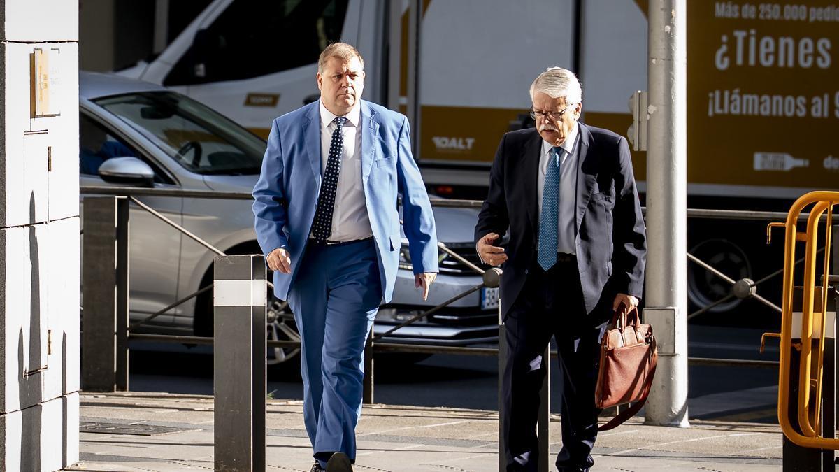 El expresidente de Correos Juan Manuel Serrano acude a la Audiencia Nacional por el ‘caso Leire Díez’