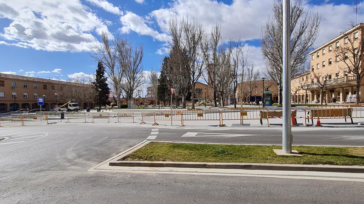 Plaza del padre Lasa en el Barrio de Lourdes, con el edificio de la Policía Nacional a la derecha