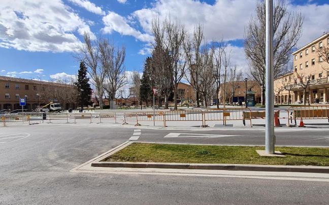 Plaza del padre Lasa en el Barrio de Lourdes, con el edificio de la Policía Nacional a la derecha