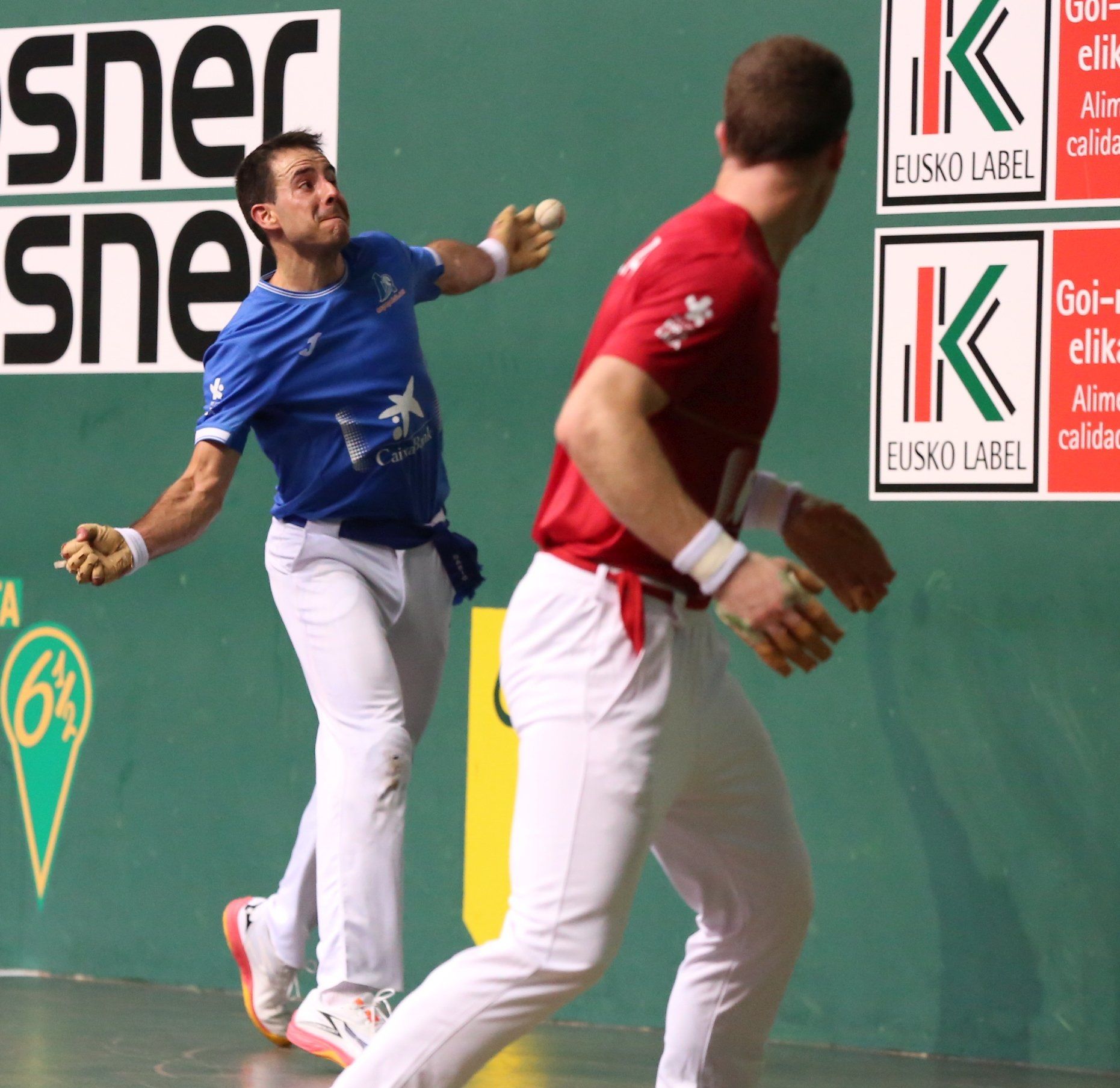 Darío, campeón del Manomanista después de arrollar a Iñaki Artola en el Navarra Arena de Iruñea