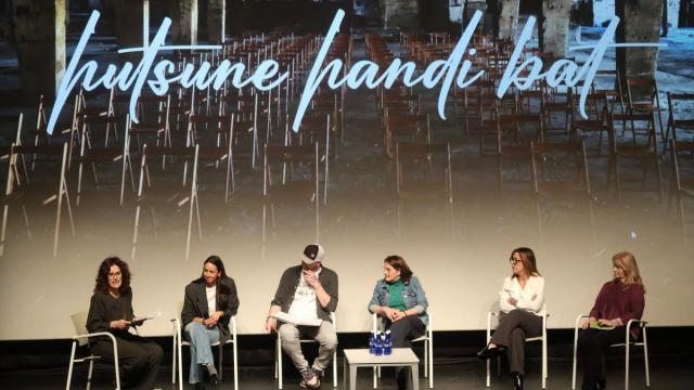 El documental ‘Hutsune handi bat’ recupera la memoria de una de las etapas más duras de la historia reciente de Zumarraga y Urretxu, marcada por la epidemia de heroína y sida de las décadas de 1980 y 1990