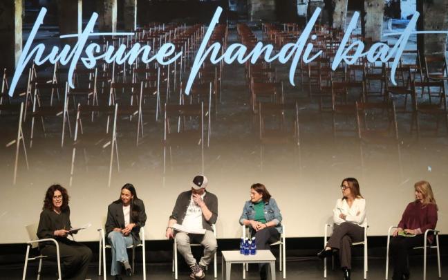 El documental ‘Hutsune handi bat’ recupera la memoria de una de las etapas más duras de la historia reciente de Zumarraga y Urretxu, marcada por la epidemia de heroína y sida de las décadas de 1980 y 1990