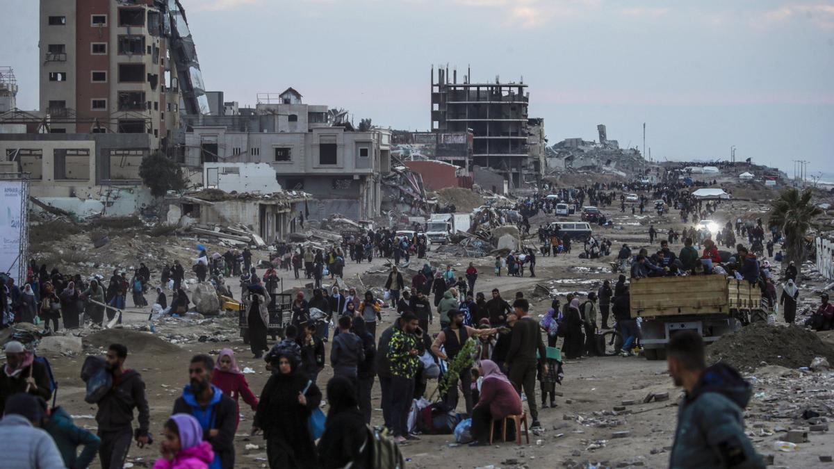 Palestinos de regreso a Gaza durante el alto el fuego entre Hamás y el ejército israelí