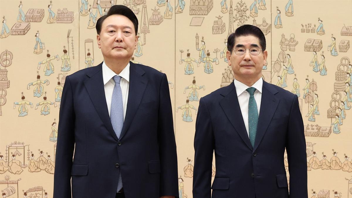 El presidente destituido de Corea del Sur, Yoon Suk Yeol, y exministro de Defensa Kim Yong Hyun en una foto de archivo.