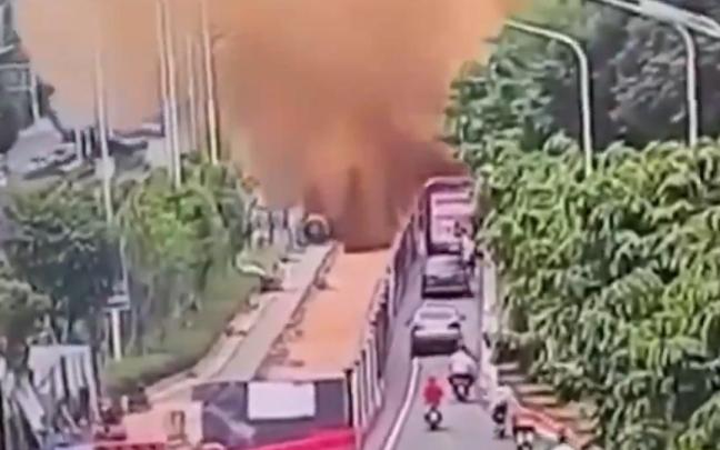 El momento de la explosión de la tubería de aguas fecales.