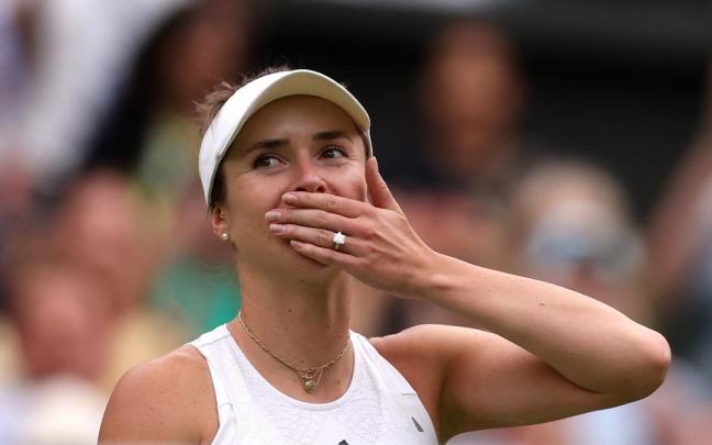 La ucraniana Elina Svitolina celebra el triunfo contra la polaca Iga Switek en Wimbledon