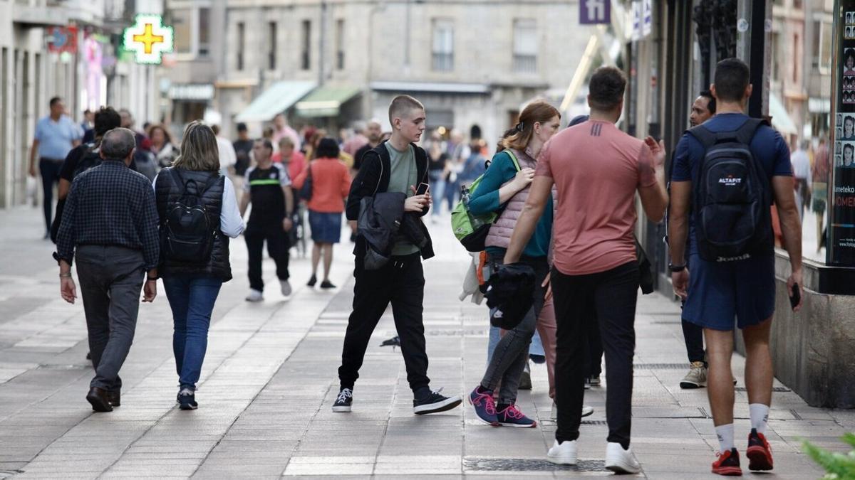 Gente paseando por Vitoria