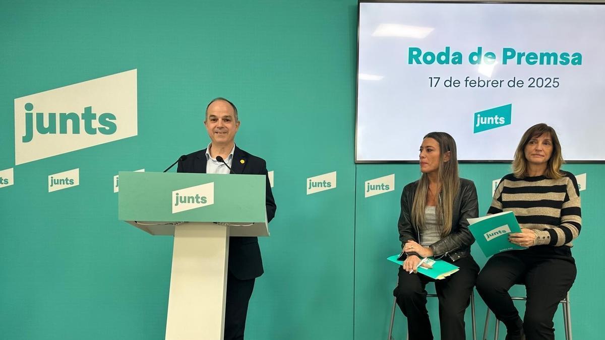 El secretario general de Junts, Jordi Turull, con la portavoz de partido en el Congreso, Miriam Nogueras y la diputada en el Parlament Glòria Freixa.