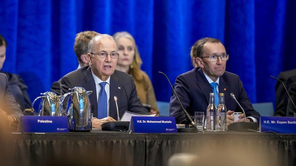 El primer ministro palestino, Muhamad Mustafa, y el ministro de Asuntos Exteriores noruego, Espen Barth Eide, en la conferencia celebrada en Oslo.