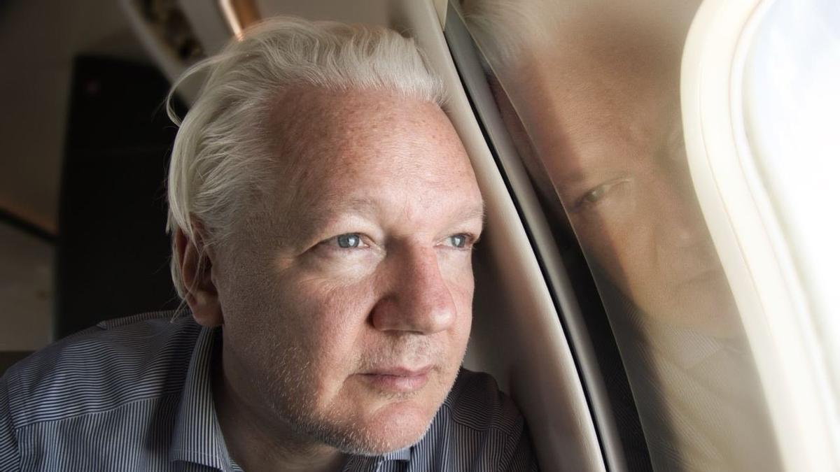 Julian Assange durante el vuelo desde Reino Unido donde ha permanecido encarcelado desde 2019.