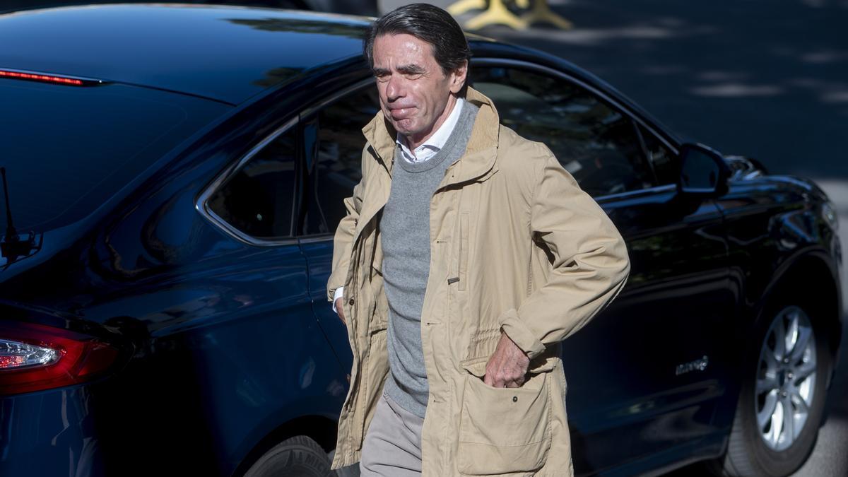 Aznar llega a la capilla ardiente del exministro Josep Piqué.