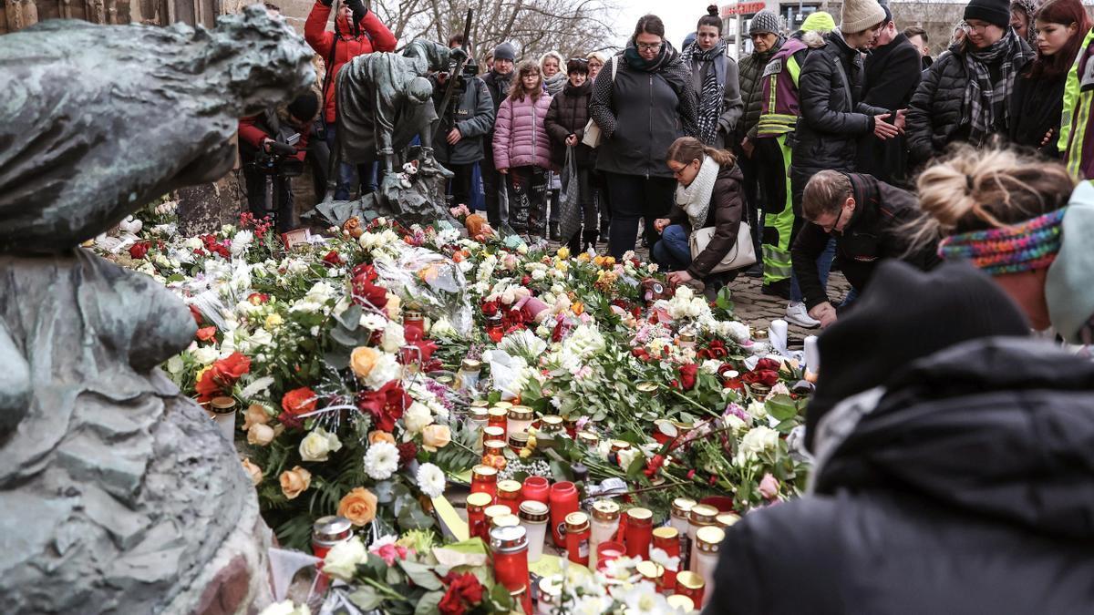 Ciudadanos dejan flores en memoria de los fallecidos en el atropello en la ciudad alemana de Magdeburgo