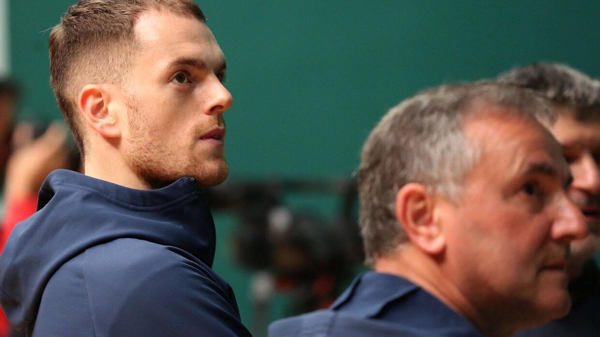 Unai Laso, durante un lance de la elección de material del miércoles con Danel Elezkano.