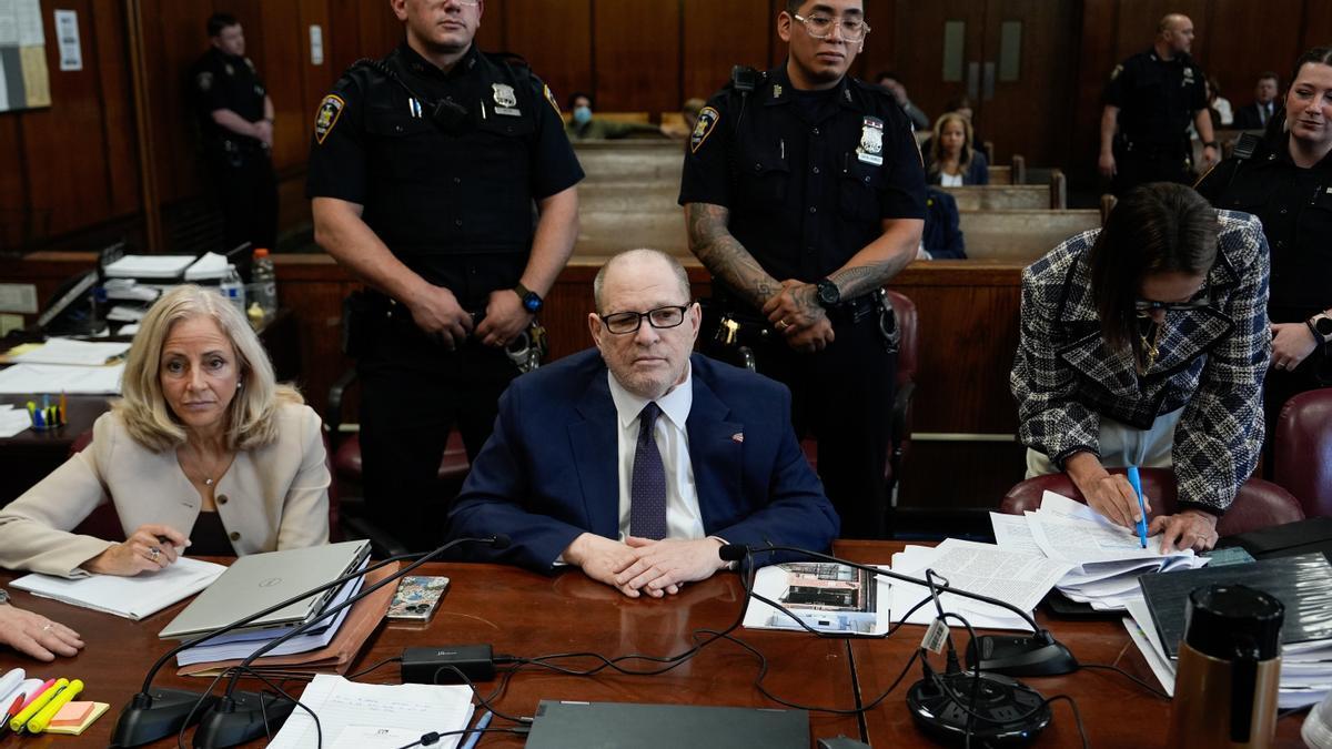 Harvey Weinstein, junto a su abogada, durante el juicio