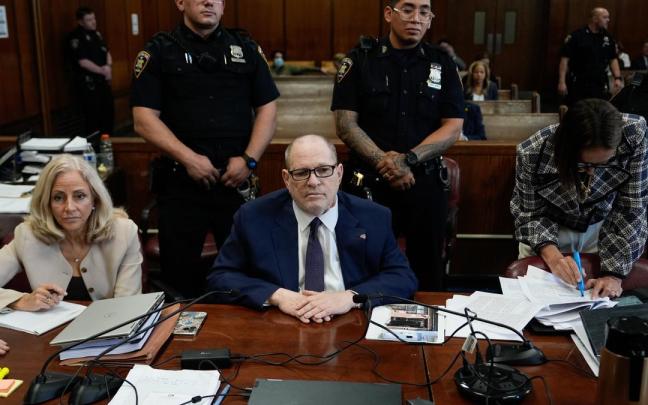 Harvey Weinstein, junto a su abogada, durante el juicio / JULIA DEMAREE NIKHINSON / POOL Harvey Weinstein, junto a su abogada, durante el juicio