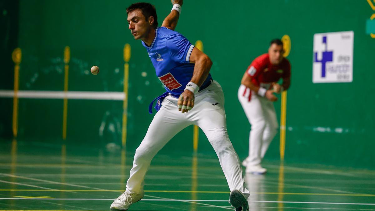 En imágenes: Erik Jaka vence a Peio Etxeberria en Atarrabia en los cuartos de final del Cuatro y Medio.
