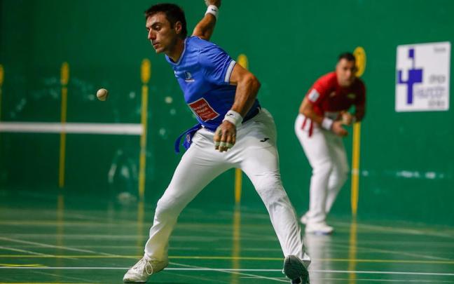 En imágenes: Erik Jaka vence a Peio Etxeberria en Atarrabia en los cuartos de final del Cuatro y Medio.