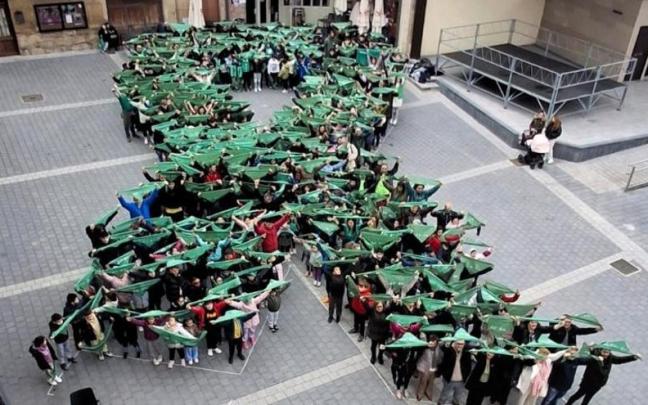 El lazo humano contra el cáncer creado este pasado miércoles en la Plaza Mayor de Oion