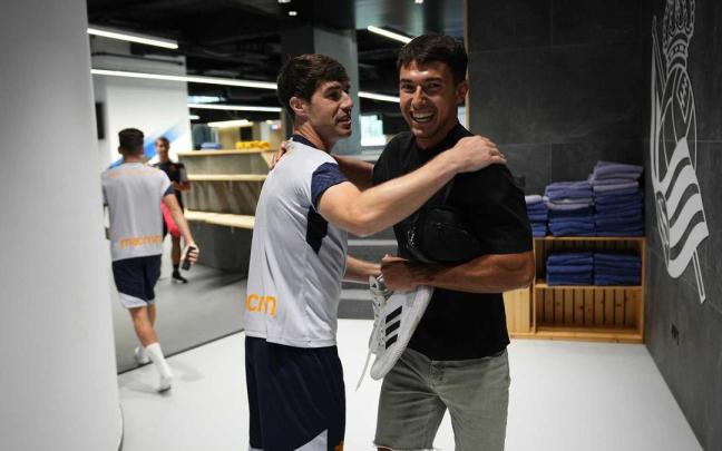 Aritz Elustondo saluda a Zubimendi, este lunes en Zubieta. / REAL SOCIEDAD