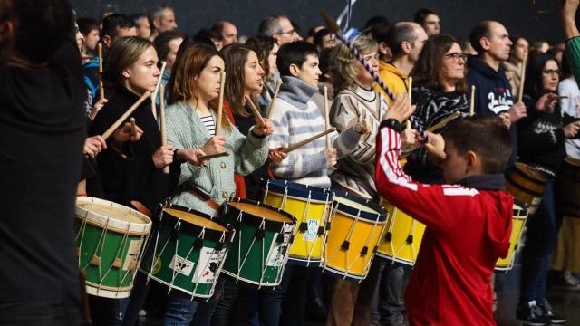 El sonido de los tambores volverá a inundar el frontón Izarraitz con el comienzo de los ensayos de la tamborrada